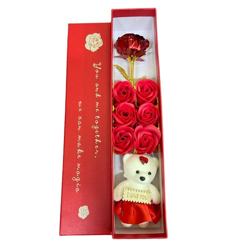 Подарочная коробка с розами и мишкой "Цветочный подарок"